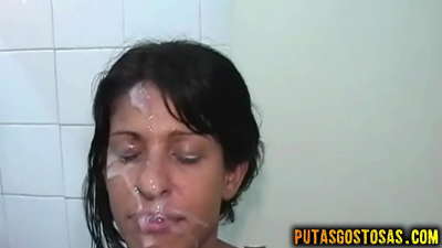 Ang batan-ong brunette adunay oral ug anal sex sa wala pa makuha ang cum sa iyang nawong