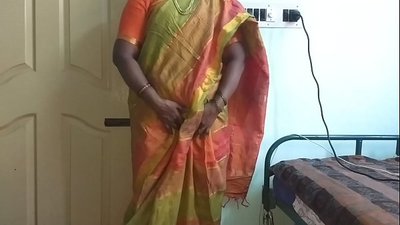 Indian desi maid aron ipakita ang iyang natural nga tits sa tag-iya sa balay