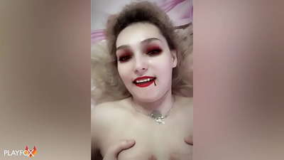 Si Ivan Helsing malisud nga nakighilawas sa usa ka seksi nga bampira ug miduol sa iyang asno