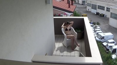 Naniid sa akong batan-ong kapuyo nga nag-masturbate sa balkonahe