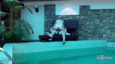 Giimbitar sa amo ang katabang sa pool, apan dili makasukol sa init