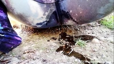 Nangihi sa dalan! Dali tan-awa ang LilKiwwiMonster nga basa ang iyang panty ug nangihi sa hugaw!